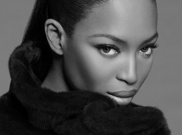 Naomi Campbell – Biểu tượng thời trang đa văn hóa và đa sắc tộc